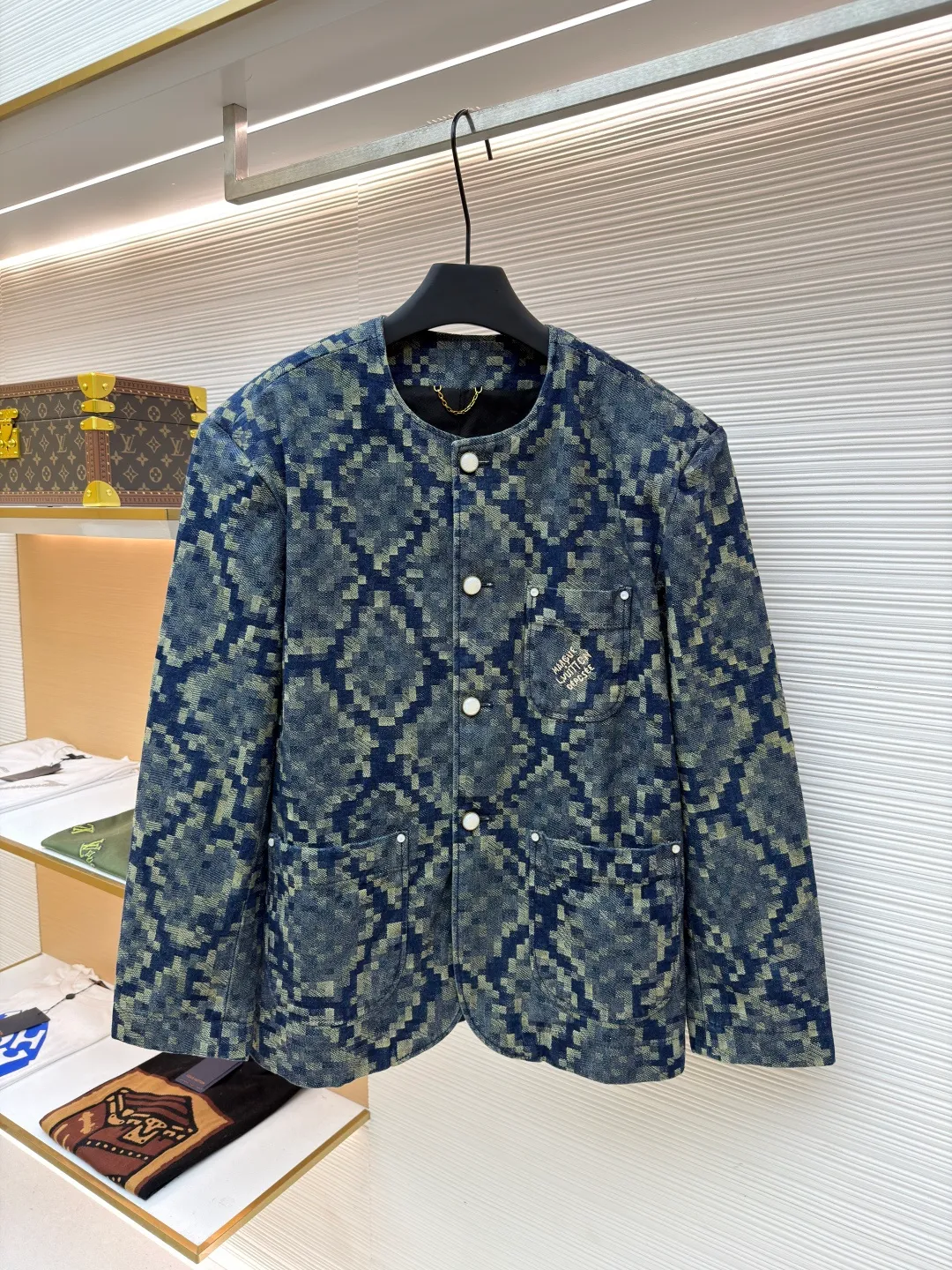 LOUIS VUITTON snake-print denim jacket ●Original version: purchased and developed by 27296 ●Item number: 1681014-C20 ●Fabric: denim fabric ●Technology: Distressed production ●Version: fitted version ●Weight: about 1375 grams ●Size: 46-48-50-52 ●Description: Customized Snakoflage denim for the spring and summer show will be Pharrell The Damoflage pattern written by Williams is transformed into a pixel-effect snake jacquard. The customization cycle is 25 days. The whole body is fixed and counter-cut, including the back pocket splicing, which is fully aligned with the body. It is made of artificial pearls with a pure copper distressed base. The leather tag on the back waist is made of suede and has a high-temperature embossed checkerboard Fei Dong logo. The overall wiring is straight and delicate, the fabric is comfortable and soft, and the color is consistent without color difference. It can be matched with the same style to create a fashionable look and control various occasions. Customized accessories, complete with three standards, same style for men and women!